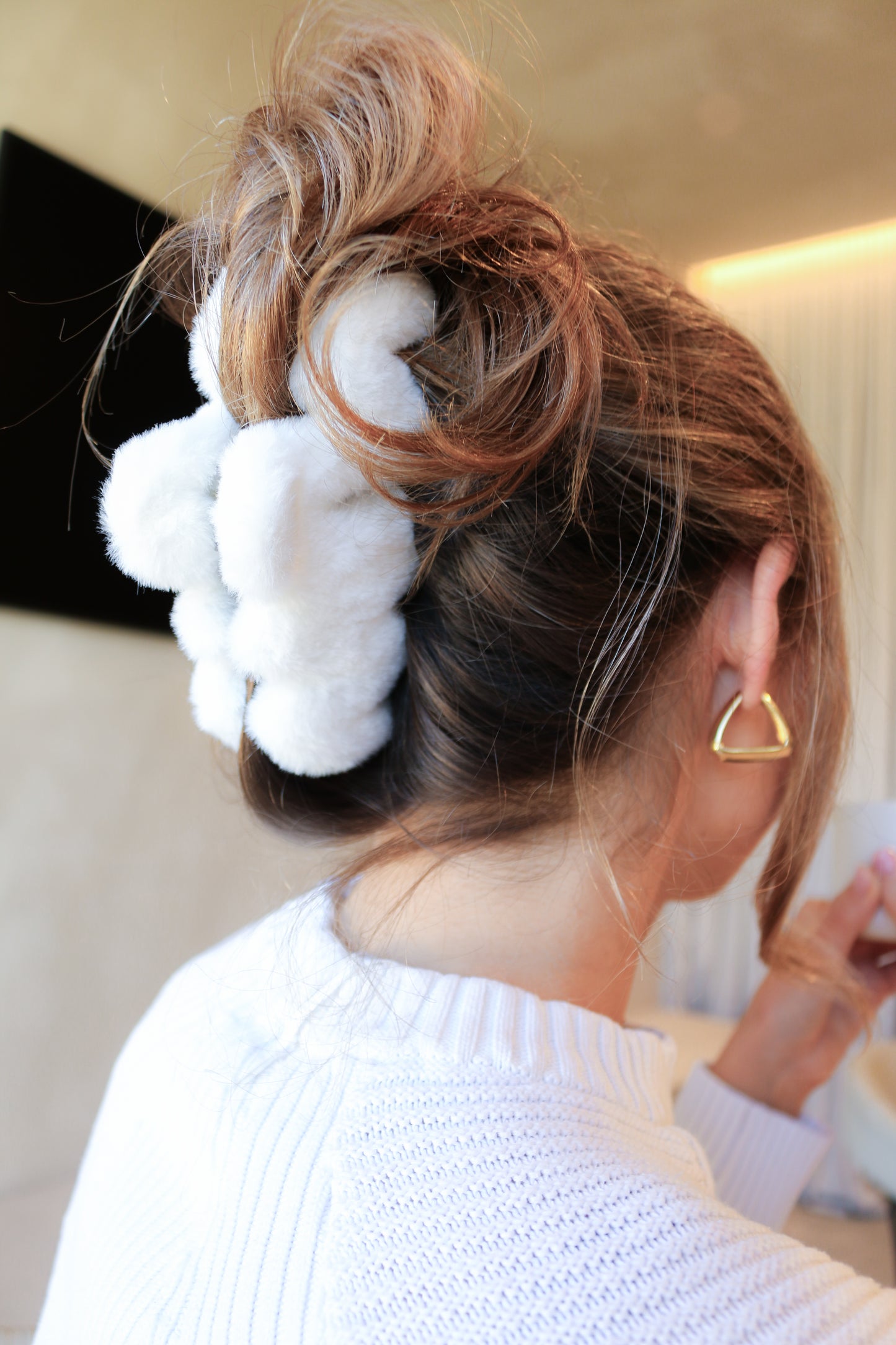 The Lexi Cosy White Claw Clip