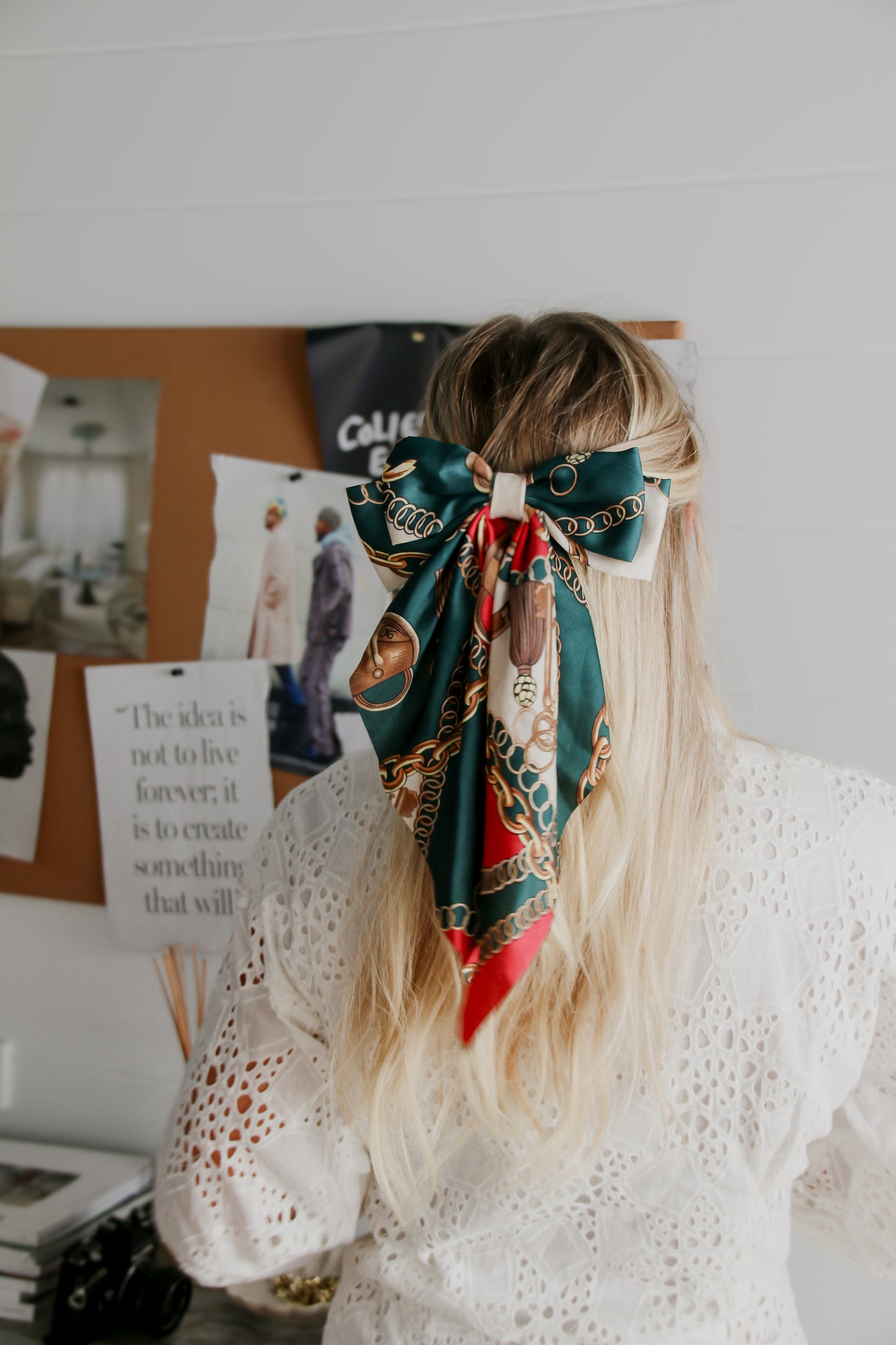 Chains Green & Red Bow