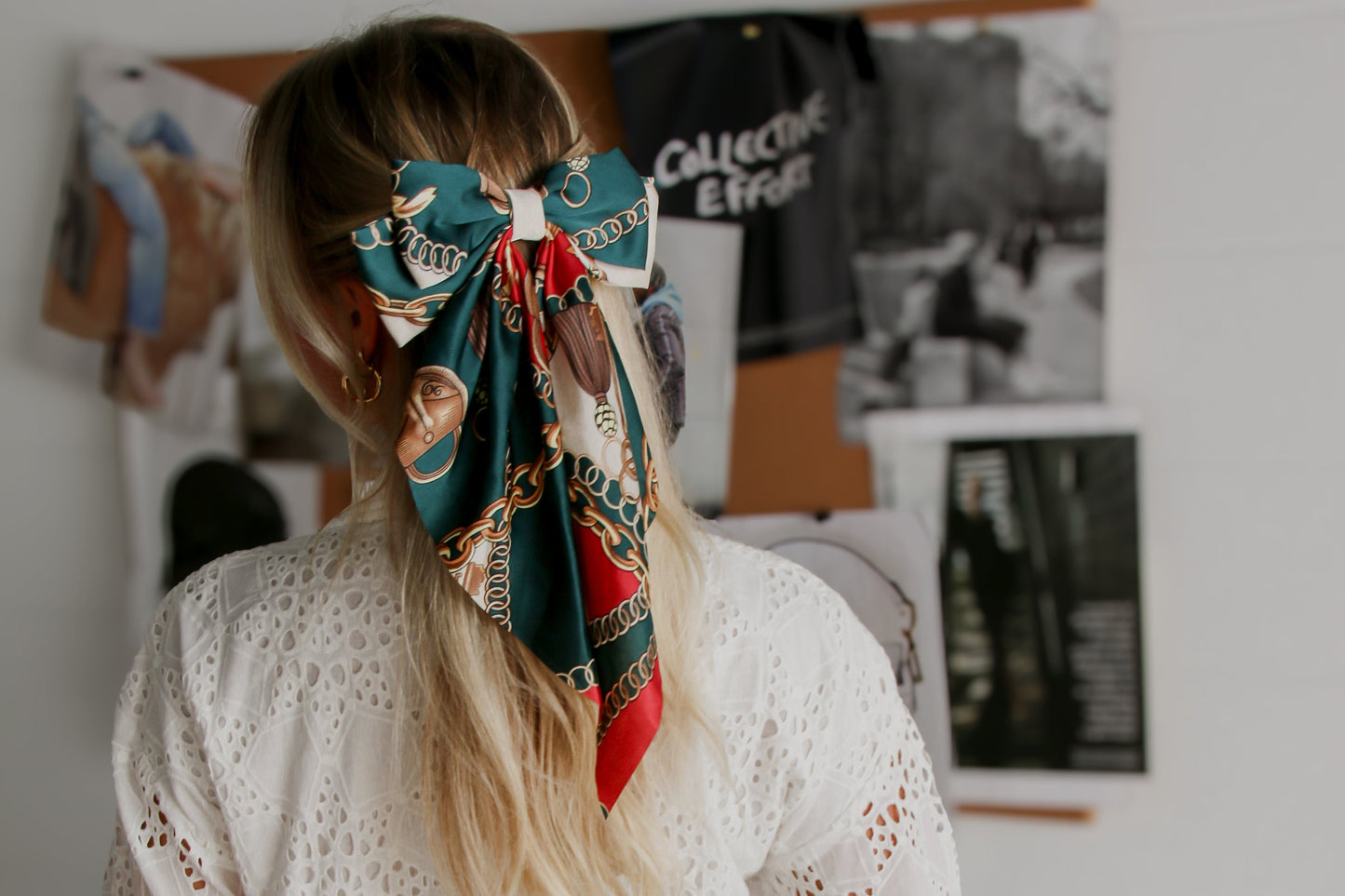 Chains Green & Red Bow