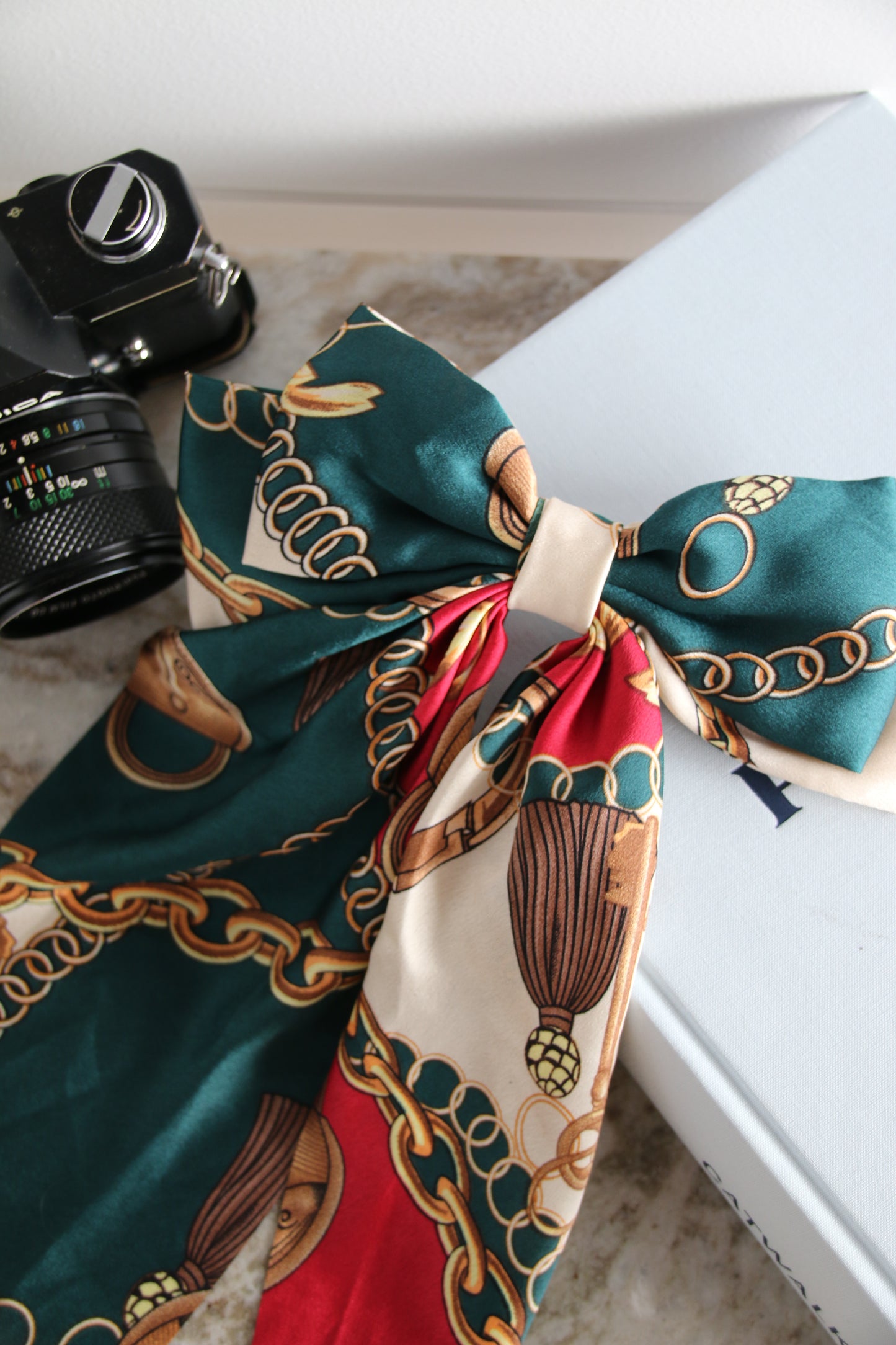 Chains Green & Red Bow